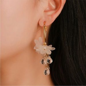 Sweet Temperament White Flower Crystal Pendant Metal Earrings Ladies Jewelry